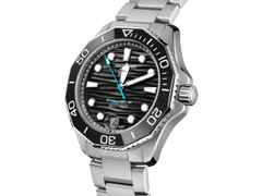 TAG Heuer Aquaracer Professional 300 Date Automatik Edelstahl 42mm schwarzes Zifferblatt Metallband – Herrenuhren Uhr mit Datum aus Edelstahl und Keramik. Das Gehäuse ist rund und silber. Das Edelstahlarmband ist silber. Das Zifferblatt ist ein Index in schwarz. – Ansicht 2