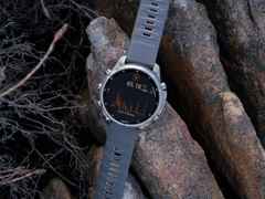 Garmin Fenix 9 Pro inReach Solar Titan 47mm digitales Display graues Silikonband – Herrenuhren Uhr Multifunktion aus Kautschuk und Titan. Das Gehäuse ist rund und grau. Das Kautschuk / Kunststoff / Silikon Armband ist grau. Das Zifferblatt ist digital und schwarz. – Ansicht 7