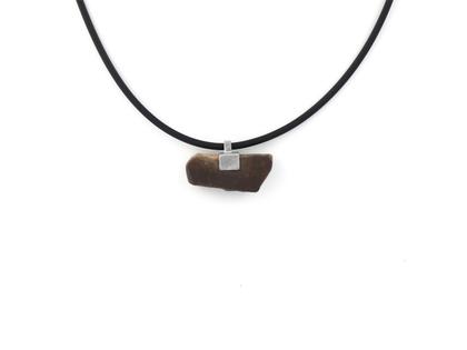 Juwelier Roller | Atelier Baumscheibe Anhänger Silber 15x25mm mit versteinertem Holz – Anhänger Anhänger ohne Besatz aus 925 Silber.