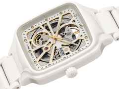 Rado True Square Open Heart Automatik Keramik 38mm weißes Zifferblatt weißes Keramikband – Herrenuhren Uhr ohne Datum aus Keramik und Titan. Das Gehäuse ist quadratisch und weiß. Das Keramikarmband ist weiß. Das Zifferblatt ist skelettiert und weiß. – Ansicht 2