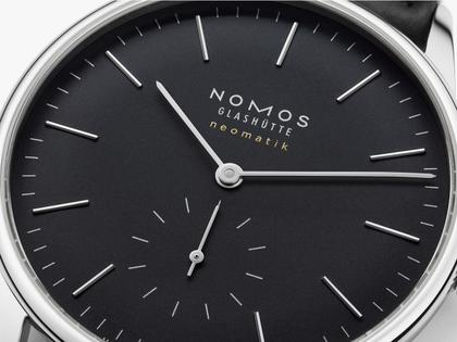 Nomos Glashütte Orion neomatik 39 New Black Automatik Edelstahl 39mm schwarzes Zifferblatt schwarzes Lederband Glasboden – Herrenuhren Uhr ohne Datum aus Edelstahl, Leder und rhodiniert. Das Gehäuse ist rund und silber. Das Lederarmband ist schwarz. Das Zifferblatt ist ein Index in schwarz. – Ansicht 5