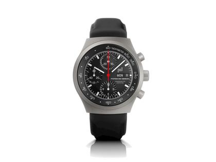 Porsche Design Chronograph 1 - All Titanium Numbered Edition Automatik Titan 40mm schwarzes Zifferblatt schwarzes Lederband – Herrenuhren Chronograph aus Leder und Titan. Das Gehäuse ist rund und grau. Das Lederarmband ist schwarz. Das Zifferblatt ist ein Index in schwarz.