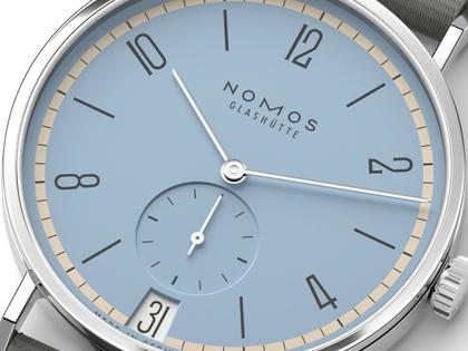 Nomos Glashütte Tangente 38 Datum "175 Years Watchmaking - Frostblau" Handaufzug Edelstahl eisblaues Zifferblatt graues Textilband Glasboden – Herrenuhren Uhr mit Datum aus Edelstahl. Das Gehäuse ist rund und silber. Das Textilarmband ist grau. Das Zifferblatt ist arabisch Index und blau. – Ansicht 3