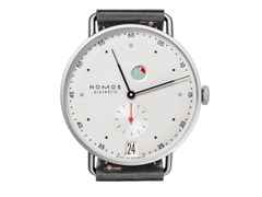 Nomos Glashütte Metro Datum Gangreserve Handaufzug Edelstahl 37mm weißes Zifferblatt schwarzes Lederband – Herrenuhren Uhr mit Datum aus Edelstahl. Das Gehäuse ist rund und silber. Das Lederarmband ist schwarz. Das Zifferblatt ist arabisch Index und silber. – Ansicht 2