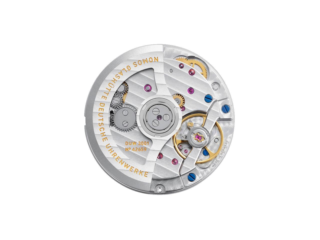 Nomos Glashütte Orion neomatik New Black Automatik Edelstahl 36mm schwarzes Zifferblatt schwarzes Lederband Glasboden – Herrenuhren Uhr ohne Datum aus Edelstahl und Leder. Das Gehäuse ist rund und silber. Das Lederarmband ist schwarz. Das Zifferblatt ist ein Index in schwarz. – Ansicht 7