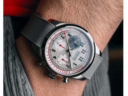 Union Glashütte Belisar Chronograph Automatik Edelstahl 44mm graues Zifferblatt graues Kautschukband – Herrenuhren Chronograph aus Edelstahl und Kautschuk. Das Gehäuse ist rund und silber. Das Kautschuk / Kunststoff / Silikon Armband ist grau. Das Zifferblatt ist arabisch und grau. – Ansicht 3