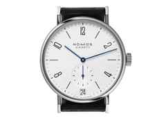 Nomos Glashütte Tangomat Datum Automatik Edelstahl 38mm weißes Zifferblatt schwarzes Lederband – Herrenuhren Uhr mit Datum aus Edelstahl und Leder. Das Gehäuse ist rund und silber. Das Lederarmband ist schwarz. Das Zifferblatt ist arabisch Index und weiß. – Ansicht 4