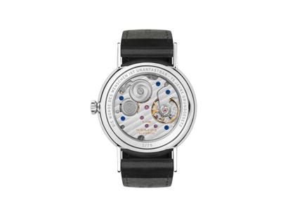 Nomos Glashütte Ludwig 35 75 Jahre Grundgesetz Handaufzug Edelstahl 35mm weißes Zifferblatt schwarzes Lederband limitiert – Damenuhren Uhr ohne Datum aus Edelstahl und Leder. Das Gehäuse ist rund und silber. Das Lederarmband ist schwarz. Das Zifferblatt ist römisch Index und weiß. – Ansicht 2