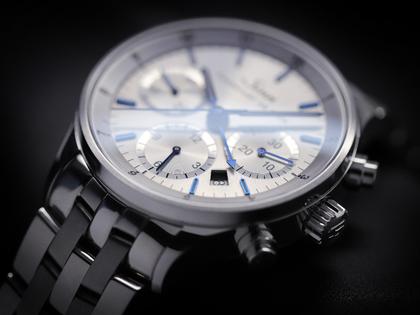 Sinn Spezialuhren 6000 Frankfurter Finanzplatzuhr Automatik Edelstahl 38,5mm silberfarbenes Zifferblatt Metallband limitiert – Herrenuhren Chronograph aus Edelstahl. Das Gehäuse ist rund und silber. Das Edelstahlarmband ist silber. Das Zifferblatt ist ein Index in silber. – Ansicht 5