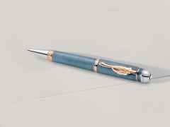Montblanc Writers Edition                     2025: Johann Wolfgang von Goethe Limited Edition Kugelschreiber – Schreibgeräte Kugelschreiber in blau und aus Edelharz, Metall, platiniert und vergoldet. – Ansicht 2