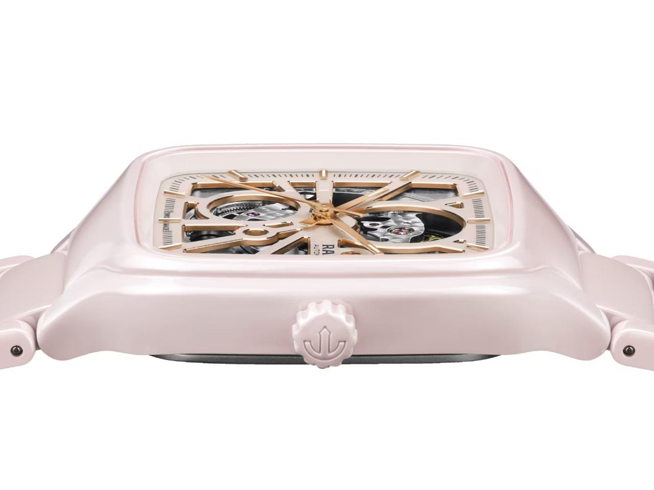 Rado True Square Open Heart Automatik Keramik 38mm rosa Zifferblatt rosa Keramikband – Herrenuhren Uhr ohne Datum aus Keramik, rhodiniert und Titan. Das Gehäuse ist quadratisch und rosa. Das Keramikarmband ist rosa. Das Zifferblatt ist skelettiert und rosa. – Ansicht 3