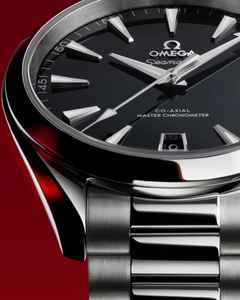 Omega Seamaster Aqua Terra 150M Automatik Edelstahl 41mm schwarzes Zifferblatt Metallband – Herrenuhren Uhr mit Datum aus Edelstahl. Das Gehäuse ist rund und silber. Das Edelstahlarmband ist silber. Das Zifferblatt ist ein Index in schwarz. – Ansicht 3