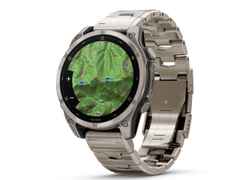 Garmin fenix 8 47mm AMOLED faserverstärktes Polymer Titan Titanband – Herrenuhren Uhr Multifunktion aus Titan. Das Gehäuse ist rund und grau. Das Titanarmband ist grau. Das Zifferblatt ist digital und schwarz. – Ansicht 2