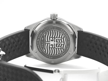Glashütte Original SeaQ Automatik Edelstahl 40mm schwarzes Zifferblatt schwarzes Kautschukband 1-39-11-06-80-33 Full Set Occasion Neu – Herrenuhren Uhr mit Datum aus Edelstahl und Keramik. Das Gehäuse ist rund und silber. Das Kautschuk / Kunststoff / Silikon Armband ist schwarz. Das Zifferblatt ist arabisch Index und schwarz. – Ansicht 2