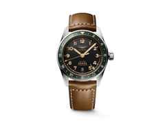 Longines Spirit Zulu Time Automatik Edelstahl 39mm schwarzes Zifferblatt braunes Lederband – Herrenuhren Uhr mit Datum aus Edelstahl, Keramik und Leder. Das Gehäuse ist rund und silber. Das Lederarmband ist braun. Das Zifferblatt ist arabisch Index und schwarz.