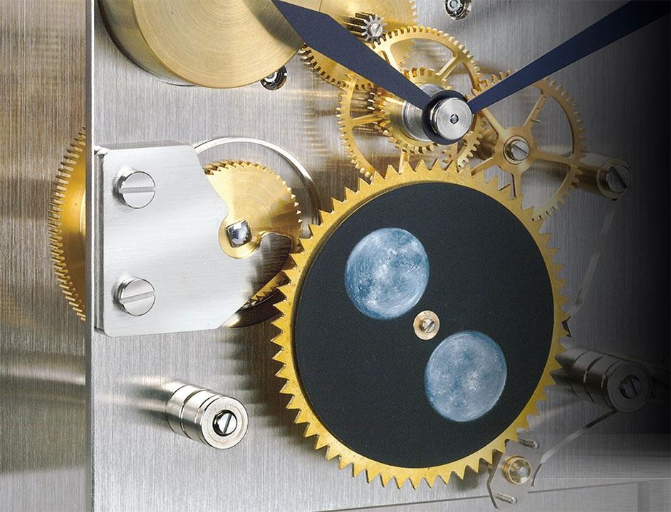 Erwin Sattler Lunaris Tischuhr Handaufzug verchromt 23cm weißes Zifferblatt – Großuhren Tischuhr aus . Das Gehäuse ist rechteckig und silber. Das Zifferblatt ist römisch Index und silber. – Ansicht 3