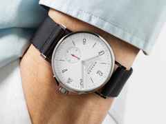 Nomos Glashütte Ahoi neomatik 38 Datum Automatik Edelstahl silbernes Zifferblatt dunkelblaues Textilband Glasboden – Herrenuhren Uhr mit Datum aus Edelstahl. Das Gehäuse ist rund und silber. Das Textilarmband ist blau. Das Zifferblatt ist arabisch Index und silber. – Ansicht 6