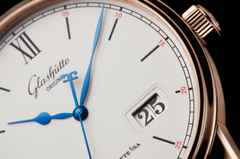 Glashütte Original Senator Excellence Panoramadatum Automatik Rotgold 40mm weißes Zifferblatt schwarzes Lederband – Herrenuhren Uhr mit Datum aus 750 Rotgold. Das Gehäuse ist rund und roségold. Das Lederarmband Kroko / Alligator ist schwarz. Das Zifferblatt ist römisch Index und silber. – Ansicht 3