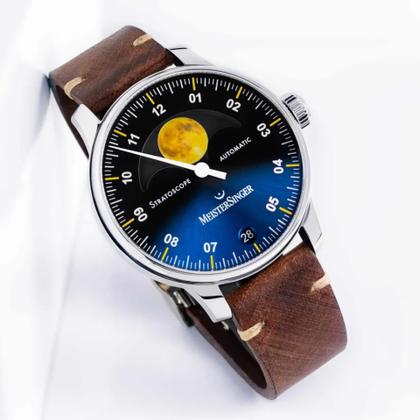 MeisterSinger Stratoscope Automatik Edelstahl blaues Zifferblatt Gold braunes Lederband – Herrenuhren Uhr mit Datum aus Edelstahl. Das Gehäuse ist rund und silber. Das Lederarmband ist braun. Das Zifferblatt ist arabisch Index und blau. – Ansicht 2