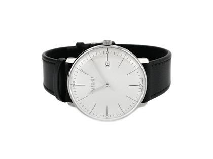Herrenuhren Uhr mit Datum aus Titan. Das Gehäuse ist rund und grau. Das Lederarmband ist schwarz. Das Zifferblatt ist ein Index in weiß.