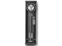 Erwin Sattler Präzisionspendeluhr Wanduhr Opus Metallica 100 silber-schwarzes Zifferblatt – Großuhren Wanduhr aus . Das Gehäuse ist rechteckig und schwarz. Das Zifferblatt ist arabisch Index und silber.