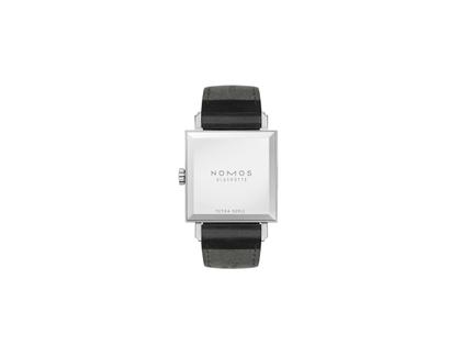 Nomos Glashütte Tetra 27 Duo Handaufzug Edelstahl 27mm weißes Zifferblatt schwarzes Lederband Stahlboden – Damenuhren Uhr ohne Datum aus Edelstahl und Leder. Das Gehäuse ist quadratisch und silber. Das Lederarmband ist schwarz. Das Zifferblatt ist arabisch Index und weiß. – Ansicht 2