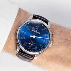 MeisterSinger Bell Hora Automatik Edelstahl mittelblau Lederband braun – Herrenuhren Uhr ohne Datum aus Edelstahl. Das Gehäuse ist rund und silber. Das Lederarmband ist braun. Das Zifferblatt ist arabisch und blau. – Ansicht 4