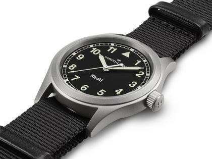 Hamilton Khaki Field Quartz Edelstahl 38mm schwarzes Zifferblatt schwarzes NATO-Textilband – Herrenuhren Uhr ohne Datum aus Edelstahl. Das Gehäuse ist rund und grau. Das Textilarmband ist schwarz. Das Zifferblatt ist ein Index in schwarz. – Ansicht 2