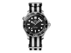 Omega Seamaster Diver 300M Automatik Edelstahl 42mm schwarzes Zifferblatt zweifarbiges Textilband – Herrenuhren Uhr ohne Datum aus Aluminium und Edelstahl. Das Gehäuse ist rund und silber. Das Textilarmband ist schwarz. Das Zifferblatt ist ein Index in schwarz.