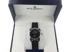 Juwelier Roller Revue Thommen Heritage Black Dial Automatic Edelstahl 39mm schwarzes Zifferblatt schwarzes Lederband 21010.2538 Full Set Occasion Neu – Herrenuhren Uhr ohne Datum aus Edelstahl und Leder. Das Gehäuse ist rund und silber. Das Lederarmband ist schwarz. Das Zifferblatt ist ein Index in schwarz. – Ansicht 3