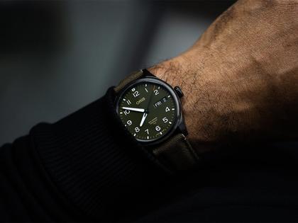 Oris Big Crown ProPilot Day Date TLP Limited Edition Automatik Edelstahl 44mm grünes Zifferblatt grünes Textilband – Herrenuhren Uhr mit Datum aus Edelstahl und PVD beschichtet. Das Gehäuse ist rund und anthrazit. Das Textilarmband ist grün. Das Zifferblatt ist arabisch und grün. – Ansicht 4