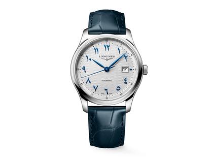 Longines Master Collection Arabic Dial Automatik Edelstahl 41mm silbernes Zifferblatt blaues Lederband – Herrenuhren Uhr mit Datum aus Edelstahl und Leder. Das Gehäuse ist rund und silber. Das Lederarmband Kroko / Alligator ist blau. Das Zifferblatt ist arabisch und silber.