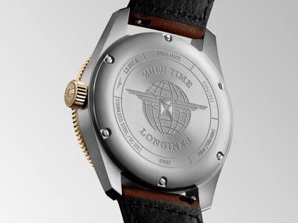 Longines Spirit Zulu Time Automatik Edelstahl 42mm Gelbgold-Lünette graues Zifferblatt braunes Lederband – Herrenuhren Uhr mit Datum aus 750 Gelbgold, Edelstahl, Keramik und Leder. Das Gehäuse ist rund und silber-gelbgold. Das Lederarmband ist braun. Das Zifferblatt ist arabisch Index und grau. – Ansicht 4