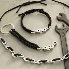 Juwelier Roller | Atelier BikeChains Fahrradketten-Schüsselanhänger mit schwarzem Textilband – Weitere Accessoires Schlüsselanhänger in schwarz und aus Titan. – Ansicht 2