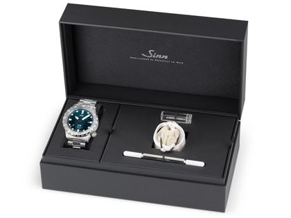 Sinn Spezialuhren U16 Taucheruhr Limited Edition Automatik Edelstahl 44mm blau-grünes Zifferblatt Metallband – Herrenuhren Uhr mit Datum aus Edelstahl. Das Gehäuse ist rund und grau. Das Edelstahlarmband ist grau. Das Zifferblatt ist ein Index in blau. – Ansicht 5