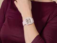 Rado True Square Open Heart Automatik Keramik 38mm rosa Zifferblatt rosa Keramikband – Herrenuhren Uhr ohne Datum aus Keramik, rhodiniert und Titan. Das Gehäuse ist quadratisch und rosa. Das Keramikarmband ist rosa. Das Zifferblatt ist skelettiert und rosa. – Ansicht 6