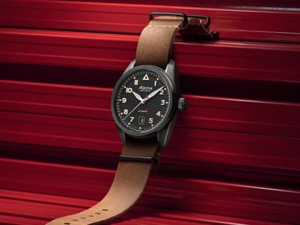 Alpina Startimer Pilot Automatik Edelstahl Schwarz-PVD 40mm schwarzes Zifferblatt braunes Lederband – Herrenuhren Uhr mit Datum aus Edelstahl und PVD beschichtet. Das Gehäuse ist rund und schwarz. Das Lederarmband ist braun. Das Zifferblatt ist arabisch Index und schwarz. – Ansicht 6