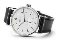 Nomos Glashütte Tangomat Datum Automatik Edelstahl 38mm weißes Zifferblatt schwarzes Lederband – Herrenuhren Uhr mit Datum aus Edelstahl und Leder. Das Gehäuse ist rund und silber. Das Lederarmband ist schwarz. Das Zifferblatt ist arabisch Index und weiß. – Ansicht 3