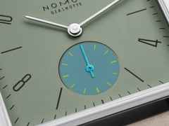 Nomos Glashütte Tetra Origins Salvia Handaufzug Edelstahl 29,5mm grünes Zifferblatt graues Lederband Stahlboden – Damenuhren Uhr ohne Datum aus Edelstahl und Leder. Das Gehäuse ist quadratisch und silber. Das Lederarmband ist grau. Das Zifferblatt ist arabisch Index und grün. – Ansicht 5