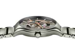 Rado True Round Automatic Open Heart Keramik 40mm graues Zifferblatt graues Keramikband – Herrenuhren Uhr ohne Datum aus Keramik und Titan. Das Gehäuse ist rund und grau. Das Keramikarmband ist grau. Das Zifferblatt ist ein Index in grau. – Ansicht 3