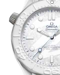 Omega Seamaster Diver 300M Automatik Keramik Titan 43,5mm Milano Cortina 2026 weißes Zifferblatt weißes Kautschukband – Herrenuhren Uhr ohne Datum aus Keramik und Titan. Das Gehäuse ist rund und weiß. Das Kautschuk / Kunststoff / Silikon Armband ist weiß. Das Zifferblatt ist ein Index in weiß. – Ansicht 4
