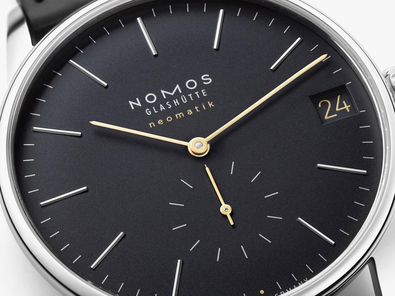 Nomos Glashütte Orion neomatik 41 Datum New Black Automatik Edelstahl schwarzes Zifferblatt schwarzes Lederband Glasboden – Herrenuhren Uhr mit Datum aus Edelstahl, Leder und rhodiniert. Das Gehäuse ist rund und silber. Das Lederarmband ist schwarz. Das Zifferblatt ist ein Index in schwarz. – Ansicht 5