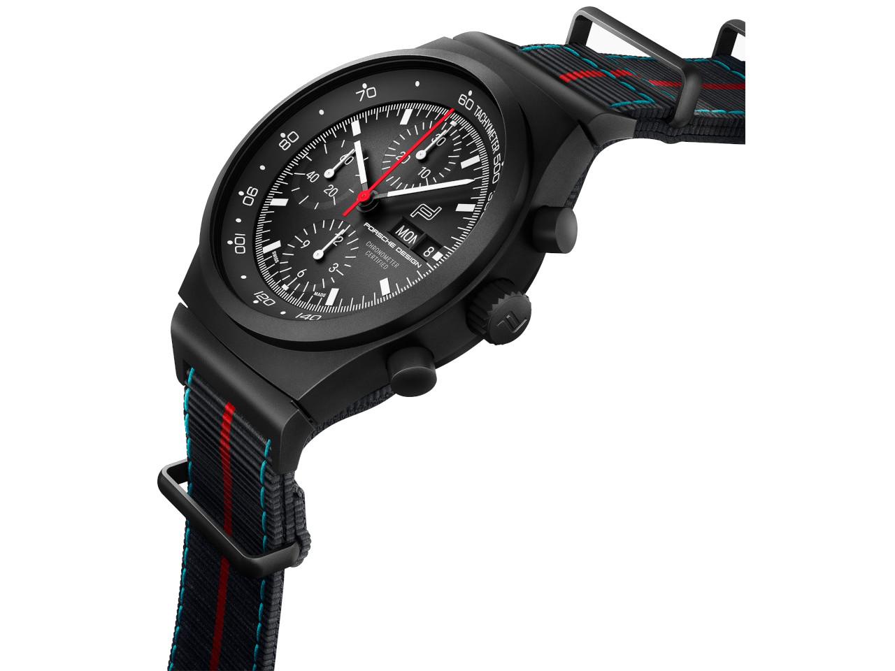 Porsche Design Chronograph 1 - 75Y Sports Car Limited Edition – Herrenuhren Chronograph aus Titan und Titancarbid beschichtet. Das Gehäuse ist rund und schwarz. Das Lederarmband ist schwarz. Das Zifferblatt ist ein Index in schwarz. – Ansicht 5