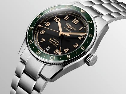 Longines Spirit Zulu Time Automatik Edelstahl 39mm schwarzes Zifferblatt Metallband – Herrenuhren Uhr mit Datum aus Edelstahl und Keramik. Das Gehäuse ist rund und silber. Das Edelstahlarmband ist silber. Das Zifferblatt ist arabisch Index und schwarz. – Ansicht 4