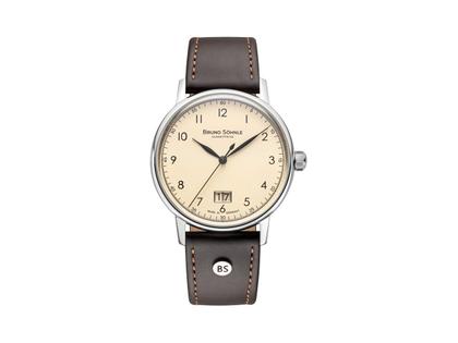 Bruno Söhnle Glashütte Bergamo Big Quarz Edelstahl 39mm beiges Zifferblatt braunes Lederband – Herrenuhren Uhr mit Datum aus Edelstahl. Das Gehäuse ist rund und silber. Das Lederarmband ist braun. Das Zifferblatt ist arabisch Index und beige.