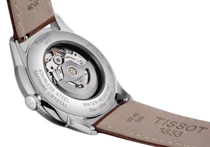 Tissot Chemin des Tourelles Powermatic 80 Automatik Edelstahl 42mm blaues Zifferblatt braunes Lederband – Herrenuhren Uhr mit Datum aus Edelstahl und Leder. Das Gehäuse ist rund und silber. Das Lederarmband ist braun. Das Zifferblatt ist ein Index in blau. – Ansicht 4
