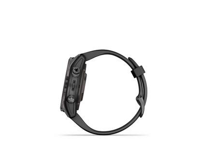 Garmin epix Pro Sapphire Titan carbongrau beschichtet 42 mm Kautschukband schwarz – Herrenuhren Uhr Multifunktion aus DLC beschichtet, Kautschuk und Titan. Das Gehäuse ist rund und schwarz. Das Kautschuk / Kunststoff / Silikon Armband ist schwarz. Das Zifferblatt ist digital und schwarz. – Ansicht 5