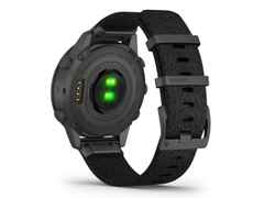 Garmin MARQ Commander digital schwarzes Jacquard-Weave Nylonarmband – Herrenuhren Uhr Multifunktion aus DLC beschichtet und Titan. Das Gehäuse ist rund und schwarz. Das Textilarmband ist schwarz. Das Zifferblatt ist digital und schwarz. – Ansicht 2