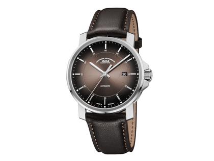 Mühle Glashütte 29er Casual Automatik Edelstahl 42,4mm braunes Zifferblatt braunes Lederband – Herrenuhren Uhr mit Datum aus Edelstahl und Leder. Das Gehäuse ist rund und silber. Das Lederarmband ist braun. Das Zifferblatt ist ein Index in braun.