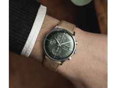 Junghans Meister Chronoscope Automatik Edelstahl 41mm grünes Zifferblatt braunes Lederband – Herrenuhren Chronograph aus Edelstahl und Leder. Das Gehäuse ist rund und silber. Das Lederarmband Strauß ist braun. Das Zifferblatt ist ein Index in grün. – Ansicht 5